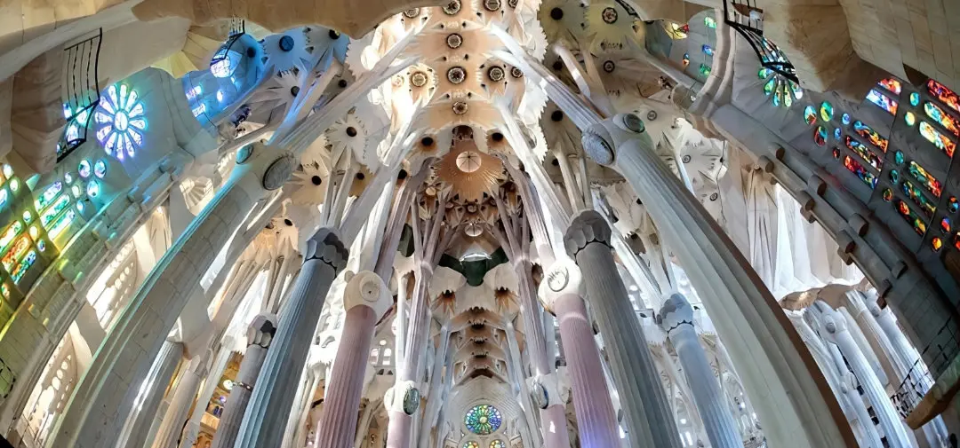 La Sagrada Familia de Gaudí : Une Inspiration Intemporelle pour l’Architecture Moderne